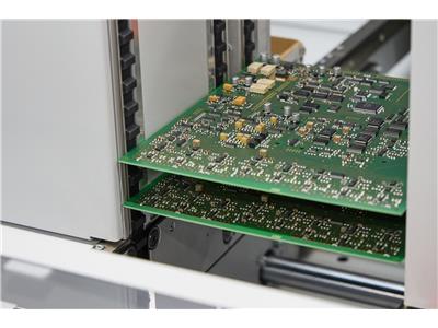  Eksperckie usługi produkcji komponentów elektronicznych: Montaż elektroniki w Leuze