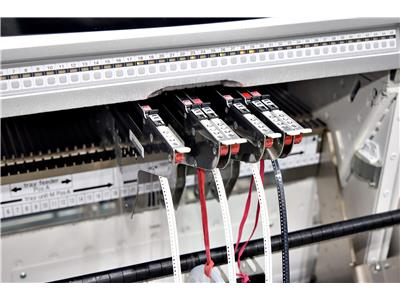 Standardowe podzespoły elektroniczne umieszczane są na rolkach taśmy. Poszczególne rolki są kierowane do asemblera, w którym umieszcza się komponenty na płytce drukowanej.