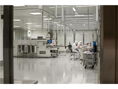  Produkcja ceramicznej celi pomiarowej wymaga precyzji i przebiega w pomieszczeniach typu clean room.