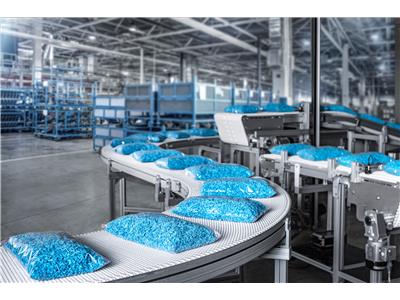 Przenośnik taśmowy VarioFlow z powierzchnią o bardzo drobnych oczkach, prawie całkowicie zamkniętą i gładką, do zastosowań w branży FMCG oraz sektorze farmaceutyki. (Zdjęcie: Bosch Rexroth)