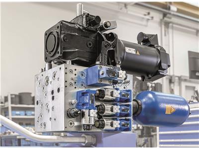 Wydajne formowanie blach: serwohydrauliczny układ napędowy firmy Bosch Rexroth zwiększa sprawność energetyczną pras do głębokiego tłoczenia. (Zdjęcie: Bosch Rexroth AG)