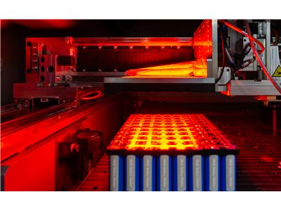 Widok wewnątrz systemu spawania laserowego. Po lewej stronie na zdjęciu: Oś liniowa z dwiema prowadnicami, po prawej ze zintegrowanym systemem pomiaru przemieszczenia IMScompact. (Źródło obrazu: RMA) Widok wewnątrz systemu spawania laserowego. Po lewej stronie na zdjęciu: Oś liniowa z dwiema prowadnicami, po prawej ze zintegrowanym systemem pomiaru przemieszczenia IMScompact. (Źródło obrazu: RMA)