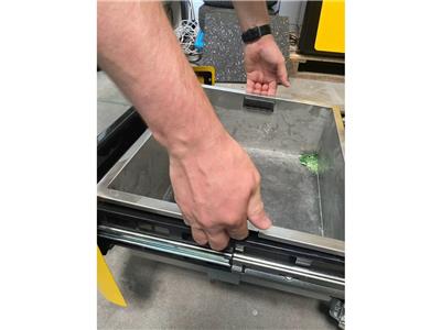 Rys. 4 Uchwyty kasetowe PR w szufladzie do pokruszonego szkła.jpg