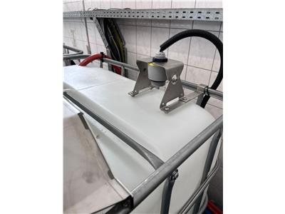 Pomiar z zewnątrz – przez ścianki pojemnika z tworzywa sztucznego: bezkontaktowy pomiar umożliwia wymianę zbiorników IBC bez demontażu sondy