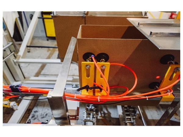 Precyzyjne podzespoły maszyny zaprojektowane do szybkiego formowania i klejenia pudełek. Precyzyjne podzespoły maszyny zaprojektowane do szybkiego formowania i klejenia pudełek.