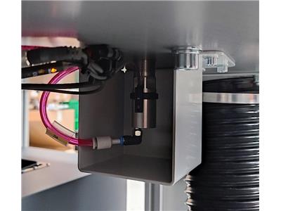 Rys. 7 Trzpień pneumatyczny w wersji BS0,4, zamontowany i podpięty do instalacji maszyny.jpg