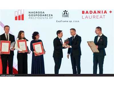 Rys. 1. Statuetkę z rąk prezydenta Andrzeja Dudy odbiera prezes zarządu ExoFrame - Adam Zawadzki.png