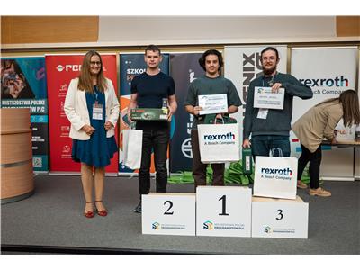 Laureaci kategorii konkursowej ctrlX AUTOMATION VIII Mistrzostw Polski Programistów PLC: I miejsce - Kacper Szafrański, II miejsce Rafał Czemplik, III miejsce Krzysztof Budzisz. (Zdjęcie: PLC Expert) Laureaci kategorii konkursowej ctrlX AUTOMATION VIII Mistrzostw Polski Programistów PLC: I miejsce - Kacper Szafrański, II miejsce Rafał Czemplik, III miejsce Krzysztof Budzisz. (Zdjęcie: PLC Expert)