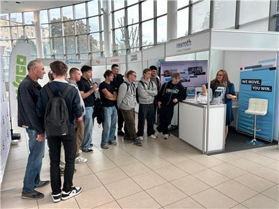 Losowanie nagród w konkursie krzyżówkowym (Zdjęcie: Bosch Rexroth Sp. z o.o.) Losowanie nagród w konkursie krzyżówkowym (Zdjęcie: Bosch Rexroth Sp. z o.o.)