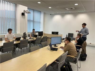 Pierwsza tura uczestników Mistrzostw w kategorii opartej na platformie ctrlx AUTOMATION - przeprowadzający konkurencję mgr inż. Marcin Szpala (Zdjęcie: Bosch Rexroth Sp. z o.o.) Pierwsza tura uczestników Mistrzostw w kategorii opartej na platformie ctrlx AUTOMATION - przeprowadzający konkurencję mgr inż. Marcin Szpala (Zdjęcie: Bosch Rexroth Sp. z o.o.)