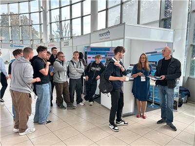 Wręczenie nagrody wizyty studyjnej w siedzibie Bosch Rexroth dla Zespołu Szkół w Rawie Mazowieckiej (Zdjęcie: Bosch Rexroth Sp. z o.o.) Wręczenie nagrody wizyty studyjnej w siedzibie Bosch Rexroth dla Zespołu Szkół w Rawie Mazowieckiej (Zdjęcie: Bosch Rexroth Sp. z o.o.)