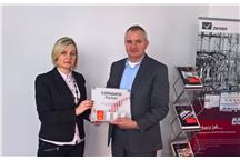 Urszula Bizoń-Żaba wręcza certyfikat Jackowi Zając Urszula Bizoń-Żaba wręcza certyfikat Jackowi Zając