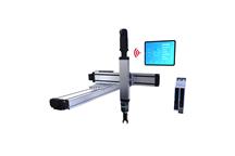 Pakiet Smart Function Kit for Handling firmy Bosch Rexroth to gotowy do użytku podsystem mechatroniczny do obsługi zadań w obszarze przenoszenia. Inteligentny robot liniowy znacznie zmniejsza nakład pracy inżynieryjnej i pozwala na uruchomienie za pomocą zaledwie kilku kliknięć. Wstępnie zainstalowane oprogramowanie operacyjne umożliwia automatyczne uruchomienie i wizualne określenie procesu. (Źródło: Bosch Rexroth)