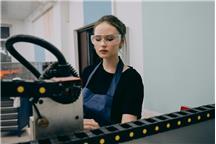 Budowa i modernizacja maszyn przemysłowych – jak podejść do automatyzacji produkcji krok po kroku
