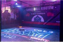 Roboty wracają na ring podczas turnieju walk robotów