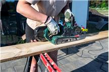 Szlifierka taśmowa czy oscylacyjna – co wybrać do gładkich powierzchni?