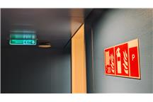 Jak dobrać znaki ewakuacyjne do swojego obiektu? Poradnik krok po kroku