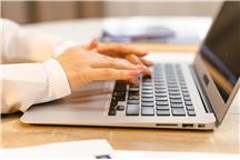 Jak bezpiecznie przenosić laptop i elektronikę? Praktyczny zestaw do pracy mobilnej