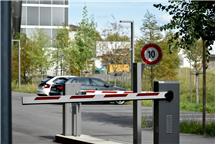 Szlaban parkingowy na terenie firmy - jak dobrać napęd i system wjazdu do natężenia ruchu?