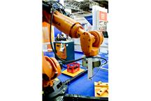 Robot KUKA na stoisku PIAP