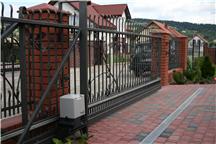 FAAC zainstalowany napęd do bramy przesuwnej 740