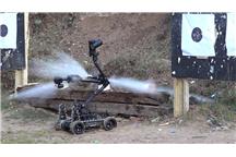 Robot PIAP GRYF z wyrzutnikiem neutralizuje niebezpieczny ładunek