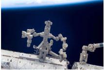 Dextre naprawia ISS kiedy astronauci smacznie śpią Dextre naprawia ISS kiedy astronauci smacznie śpią