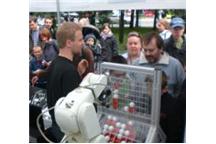 Człowiek kontra robot – Kawasaki serii R na 15. warszawskim Pikniku Naukowym Człowiek kontra robot – Kawasaki serii R na 15. warszawskim Pikniku Naukowym