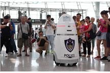 Roboty na lotnisku w Shenzhen Roboty na lotnisku w Shenzhen