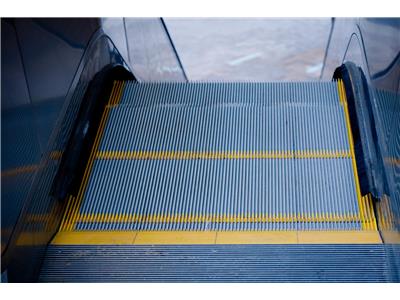 48579302_escalator.jpg